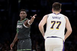 东契奇VS爱德华兹生涯战绩：常规赛东契奇8-6占上风 季后赛5-5 - 资讯配图