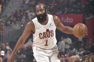 硬邦邦!哈登29000分里程碑夜 一手抓得分一手送助攻半节打花! - 资讯配图