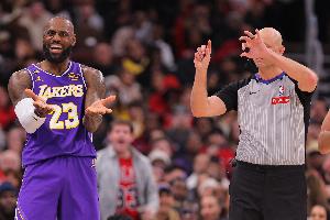 詹姆斯:我们理解裁判的工作很难做 也许可以增设第四位裁判 - 资讯配图