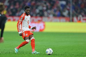 记者：阿方索·戴维斯疑似旧伤复发，穆西亚拉一瘸一拐登上大巴 - 资讯配图