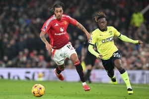 费迪南德:约罗的身体与对手不在一个水平,他对抗时要有所选择 - 资讯配图