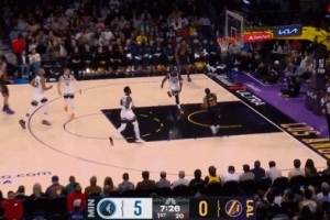 打了近5分钟湖人才开张！东契奇反击击地妙传 斯玛特跟进上空篮 - 资讯配图