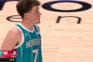 防守建功！克尼佩尔篮下站定 造成格兰特进攻犯规 - 资讯配图