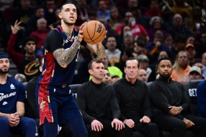 球爹:骑士竟然让我儿打替补&蹲底角 他这辈子没这样打过球 - 资讯配图