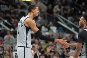 解说：布朗罚下去那球绿军完全可以挑战 文班进8个三分太超模了 - 资讯配图