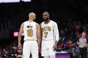 德里克·怀特：杰伦·布朗吃的第一个T没得说 但第二个T太扯了 - 资讯配图