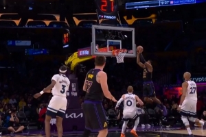 极速反击！森林狼失误 东契奇前场助飞八村塁飞身空接暴扣 - 资讯配图