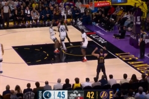 潇洒！里夫斯突破后旋转送出妙传 八村接球三分飙中追平 - 资讯配图