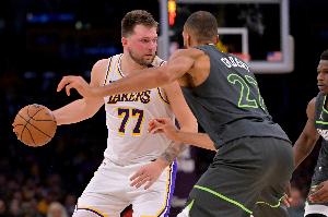 湖人VS森林狼首发：东契奇、斯玛特、里夫斯、八村塁、艾顿 - 资讯配图