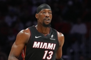 解说：媒体、球迷、队友都无比希望阿德巴约破纪录 那他就必须破 - 资讯配图