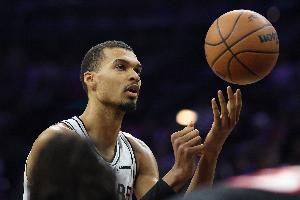 大打对攻！第三节马刺8记三分轰下39分 绿军32分 - 资讯配图