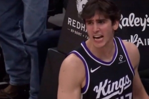 Kill the game！雷诺转身突破对抗赫夫强硬上篮2+1 怒吼庆祝！ - 资讯配图