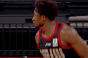 齐发力！半场史密斯15分5助&马凯尔·约翰逊12分4助&卡巴10分4板 - 资讯配图