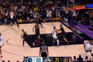 第十个三分终于进了！爱德华兹单打里夫斯撤步三分命中 - 资讯配图