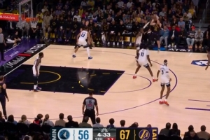 燃起来了！里夫斯持球单打 撤步三分高难度命中还造犯规打成3+1 - 资讯配图