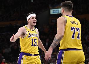 湖三疯！第三节湖人39-23净胜森林狼16分 里夫斯&东契奇合砍30分 - 资讯配图