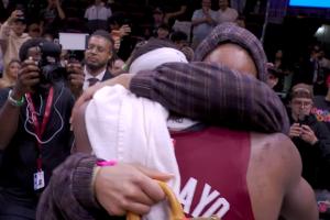 生命中最重要的两个女人！阿德巴约赛后与母亲&女友阿贾拥抱！ - 资讯配图