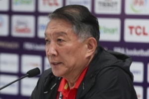 宫鲁鸣：我们的内线高度是很大的优势 会考虑不同的双塔组合 - 资讯配图