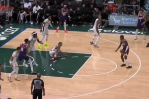 脚踝终结者都来了！杰伦·格林突破回拉晃倒吉昂 从容中投命中！ - 资讯配图