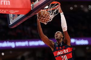 奈何对面已经疯了！萨尔半场14中10高效砍23分6板 单节得分均上双 - 资讯配图