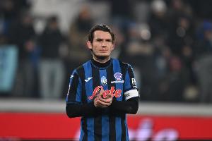 德容恩:拜仁太强了很难找到合适的措辞,我们本该收缩防守 - 资讯配图