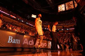 老瑞秋：真希望巅峰库里有阿德巴约这待遇 那样他能破多少纪录？ - 资讯配图