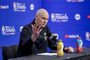 这边的竞争也很激烈!步行者不敌国王遭遇十连败 正式跌至倒数第1 - 资讯配图