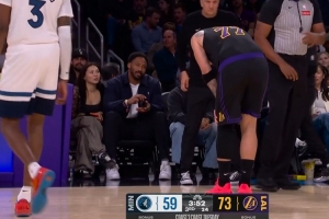 幸无大碍！东契奇晃开防守上篮打中 腿被顶到但继续作战 - 资讯配图