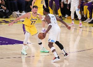 都铁哥们!湖人首节三分球11中0&森林狼12中1 兰德尔命中唯一进球 - 资讯配图