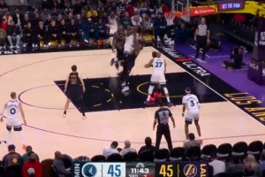 攻防发力！斯玛特造成爱德华兹进攻犯规 东契奇上篮率队反超 - 资讯配图