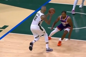 得赢球啊！库兹马点飞防守突破欧洲步上篮 已砍赛季新高33分！ - 资讯配图