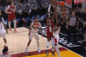 就是打你！阿德巴约同样位置突破双手暴力隔扣萨尔 7分钟砍19分 - 资讯配图