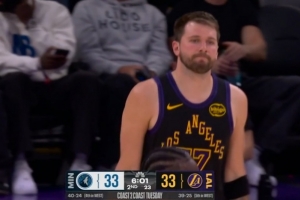 开张！东契奇弧顶命中湖人本场首记三分 此前全队三分15中0 - 资讯配图