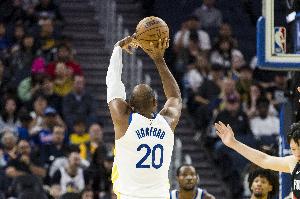 分毫不差！霍福德弧顶接球迎着扑防命中首节压哨三分 - 资讯配图