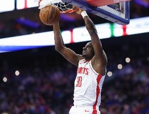 乌度卡谈卡佩拉6个前场板:亚当斯在的时候他的贡献被掩盖了 - 资讯配图