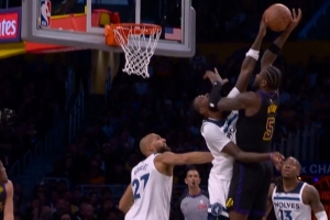 想简单了！艾顿接肯纳德脑后传球抛投 遭纳兹·里德迎面按帽封杀 - 资讯配图