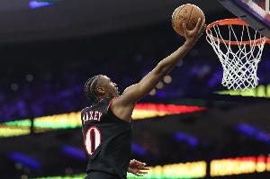 场均29分4.1板！Shams：马克西右手小指肌腱损伤 将在三周后复查 - 资讯配图