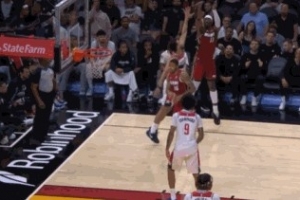 70分要来了！阿德巴约底角迎着防守命中三分 个人第67分 - 资讯配图