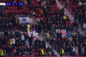 太阳报:不满球队糟糕表现,大量热刺球迷开赛仅25分钟便提前离场 - 资讯配图