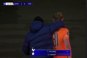 小伙快哭了!金斯基第17分钟被换后直接进通道 工作人员赶去安慰 - 资讯配图