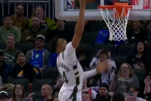 无大碍！字母哥突破上篮时轻微崴脚 随后自扣自补后表情略痛苦 - 资讯配图