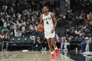 游刃有余！福克斯半场7中6高效砍下13分3板4助 - 资讯配图