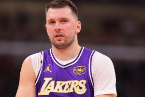 名记：东契奇证实自己与未婚妻分手 并在争夺两个女儿监护权 - 资讯配图