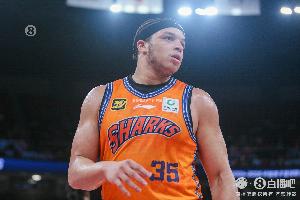 予取予求！洛夫顿半场14分钟11中8砍20分4篮板 但也有5次失误 - 资讯配图