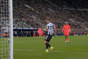 干嘛呢？阿劳霍在禁区弧顶散步“目送”，巴恩斯无人盯防轻松破门 - 资讯配图