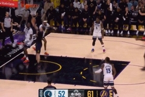 简直梦游！拉拉维亚篮下接球 空篮再度上丢 - 资讯配图