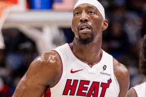 大学室友!福克斯打趣:阿德巴约83分太疯狂 很生气他得分比我多 - 资讯配图