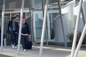 拜仁球员抵达慕尼黑，乌尔比希、穆西亚拉、戴维斯能够正常走路 - 资讯配图