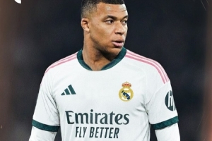 皇马2026-27赛季主场球衣谍照：主体白色搭配深绿和粉色点缀 - 资讯配图