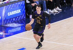 进攻端快醒醒!拉拉维亚半场没有运动战进球 好在拼下3前场板 - 资讯配图